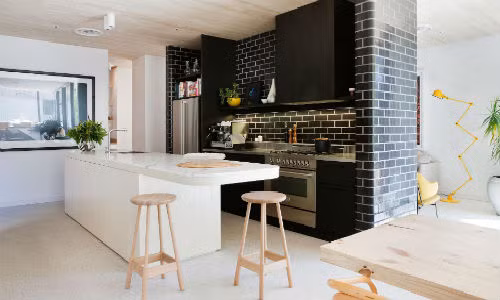 Nội thất bằng gỗ kết hợp gạch màu đậm mang đến vẻ đẹp cổ điển của một phòng bếp hiện đại. 
