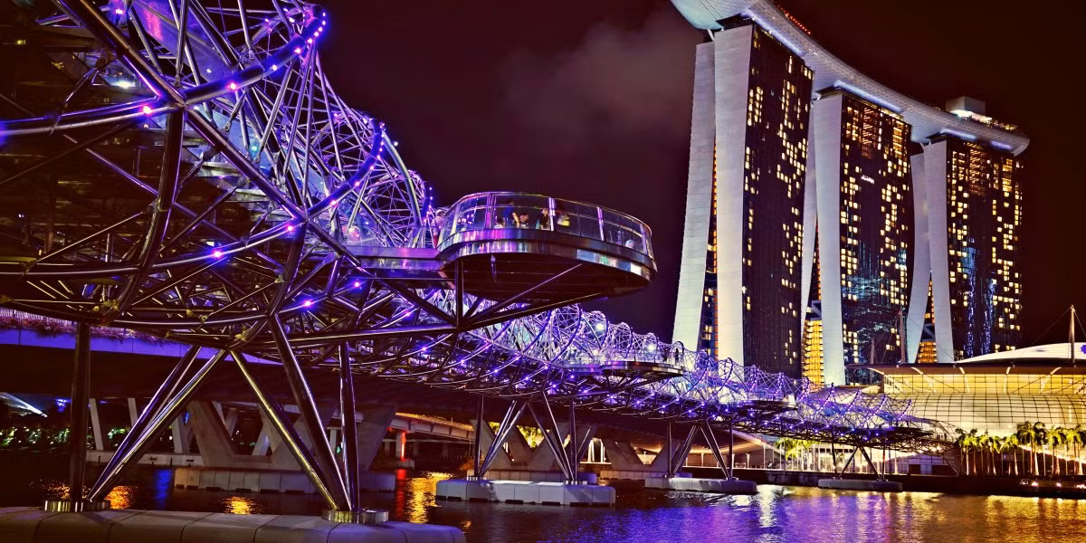 Với lối kiến trúc độc đáo hình xoắn ốc đầu tiên trên thế giới, cầu Helix Bridge là một tuyệt tác nghệ thuật ở Singapore.