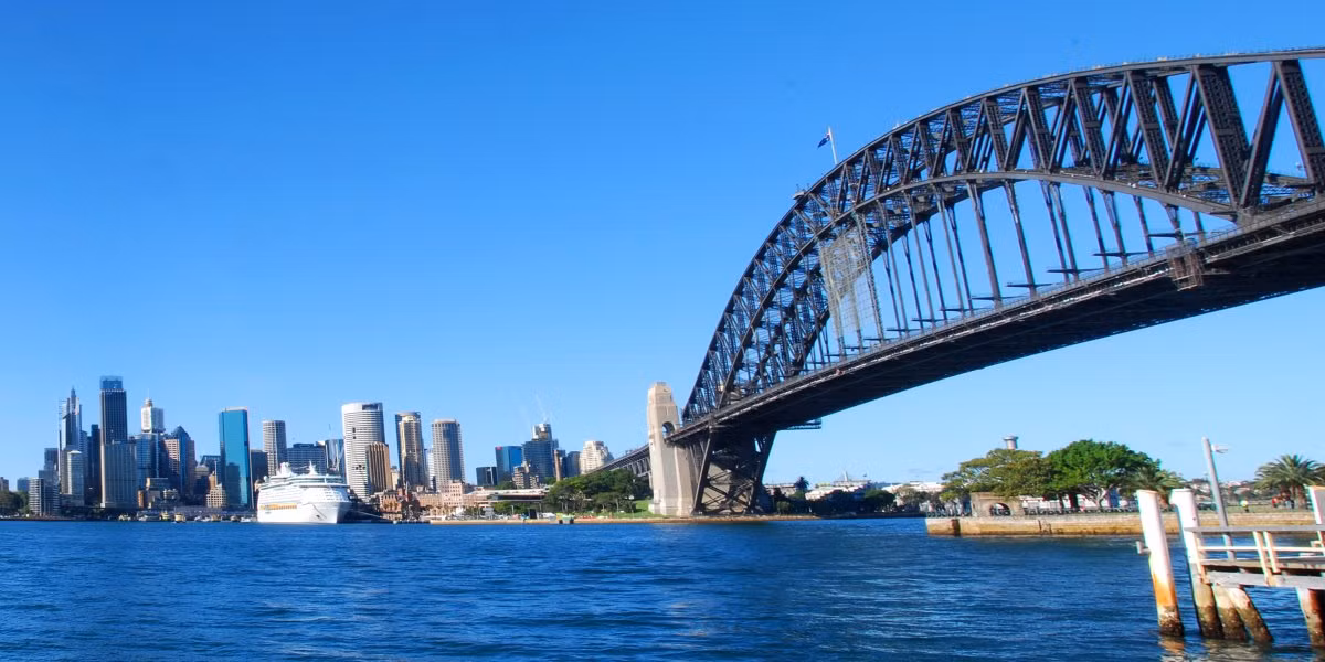 Cầu Cảng Sydney là cầu chính băng qua cảng Sydney mang theo đường xe lửa, xe hơi, người đi bộ giữa khu thương mại trung tâm Sydney và vùng North Shore.