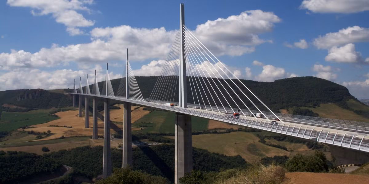 Cầu cạn Millau ở miền Nam nước Pháp là một trong những cây cầu cao nhất thế giới.