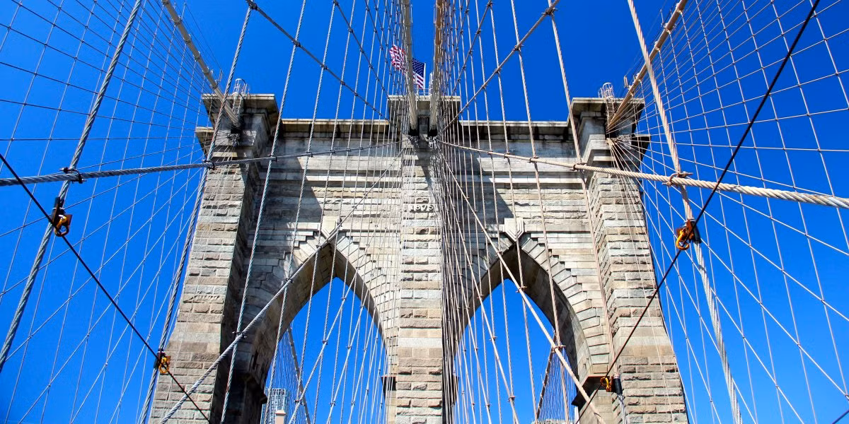 Được xây dựng vào năm 1883, Brooklyn tại New York là một trong những cây cầu cổ nhất nước Mỹ. Đây cũng là một trong những kiệt tác kỹ thuật của thế kỉ 19.
