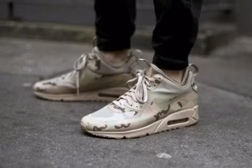 Có mặt tại tuần lễ thời trang London 2016, mẫu Nike Air Max 90 Sneakerboot “Desert Camo” trở thành tâm điểm chú ý của mọi người trong số những mẫu giày sneaker nam.