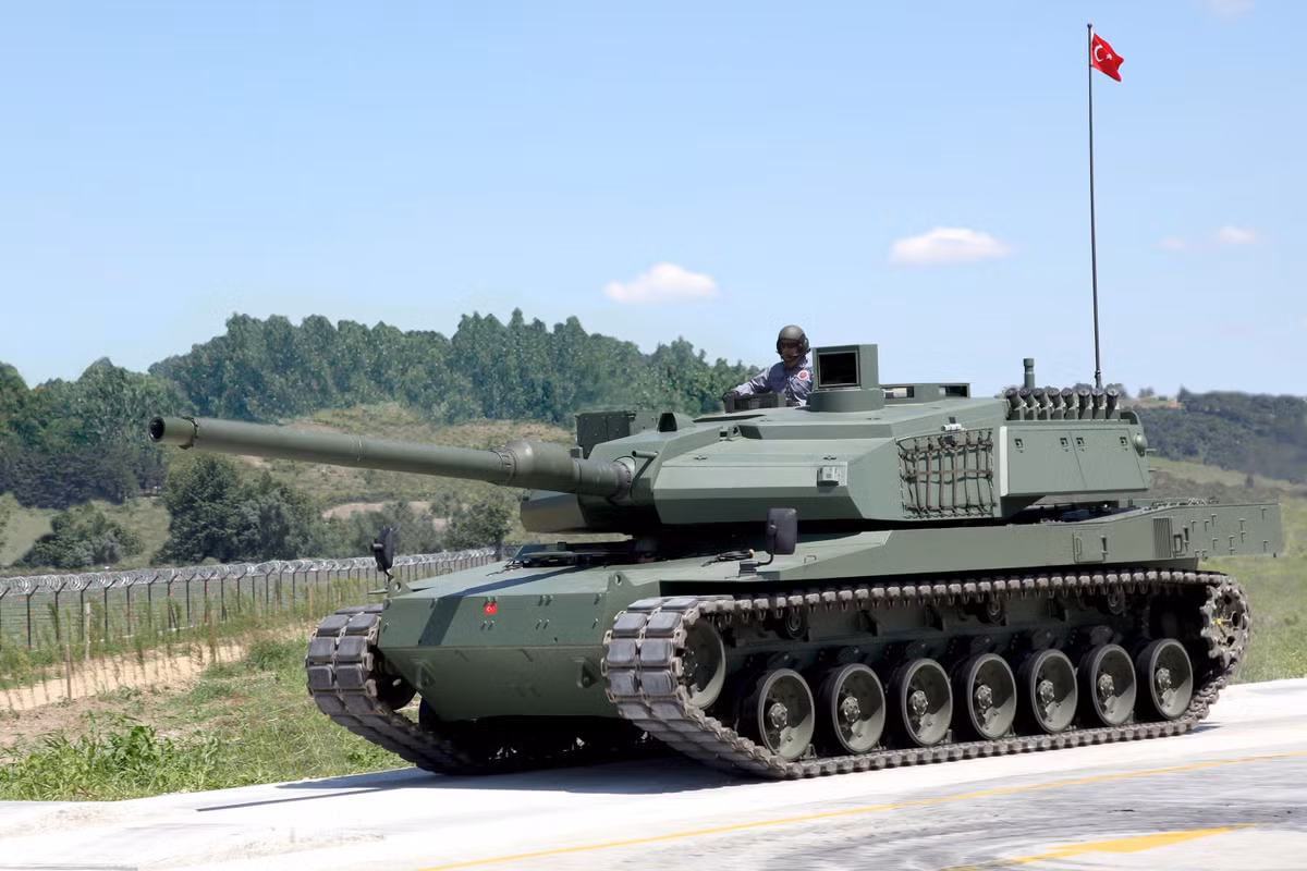 Altay được thiết kế dựa trên mẫu xe tăng K2 Black Panther từ Hàn Quốc. Ngoài ra, hai nước cũng đồng thuận chuyển giao công nghệ, giúp dự án Altay phát triển nhanh chóng. 