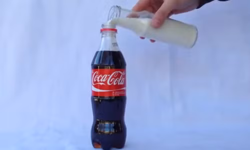 Hien tuong ky la khi cho sua tuoi vao chai Cocacola