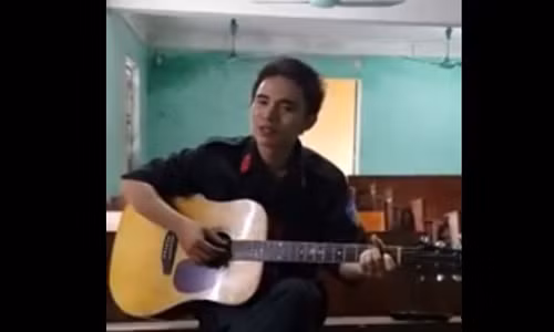 Nam sinh HV Canh sat hat ngot “Chac ai do se ve“