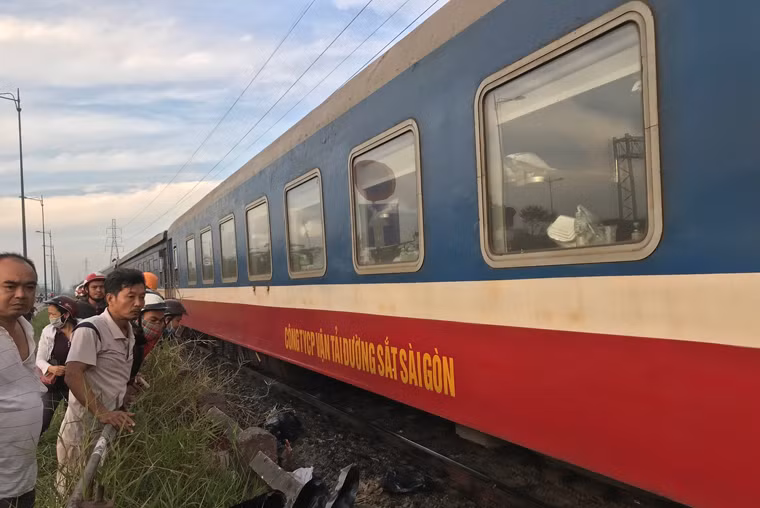 Đến hơn 8h sáng nay (29/12), các đơn vị nghiệp vụ Công an quận Thủ Đức (TP.HCM) vẫn đang phong tỏa hiện trường vụ TNGT đường sắt người phụ nữ lao đầu vào tàu hỏa.