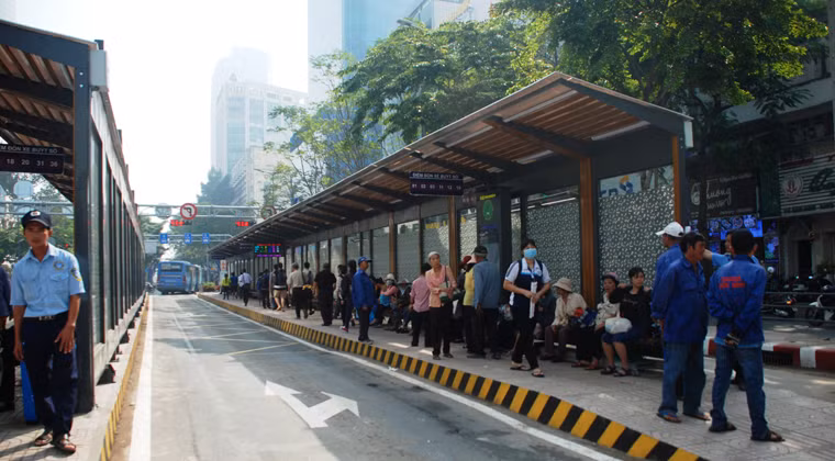 Trung tâm Quản lý và Điều hành vận tải hành khách công cộng TP.HCM (Sở GTVT TP.HCM) vừa đưa vào khai thác trạm xe bus Bến Thành (đường Hàm Nghi, quận 1), thay thế cho trạm trung chuyển cũ bị ảnh hưởng khi thi công nhà ga ngầm thuộc tuyến metro Bến Thành – Suối Tiên.