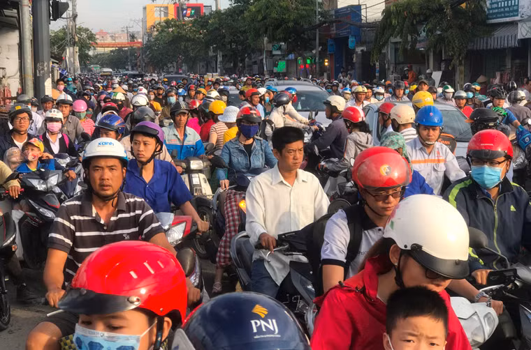 Hàng người xe bị kẹt cứng trên đường Hiệp Bình để qua điểm giao đường sắt.