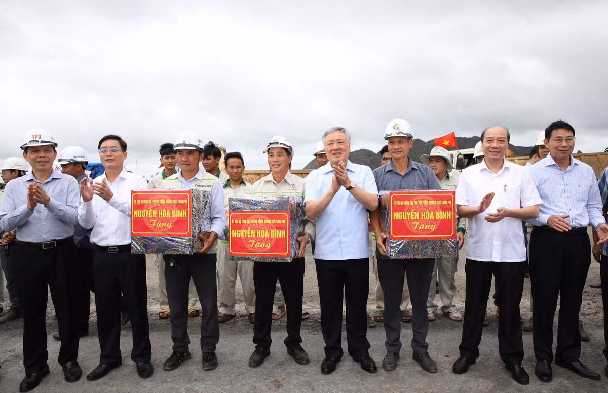 Phó Thủ tướng thị sát Dự án cao tốc Khánh Hòa - Buôn Ma Thuột - Hình 3 Pho Thu tuong thi sat Du an cao toc Khanh Hoa - Buon Ma Thuot-Hinh-3