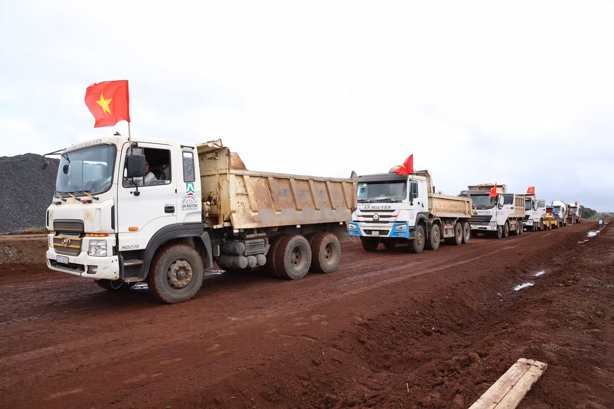 Phó Thủ tướng thị sát Dự án cao tốc Khánh Hòa - Buôn Ma Thuột - Hình 4 Pho Thu tuong thi sat Du an cao toc Khanh Hoa - Buon Ma Thuot-Hinh-4