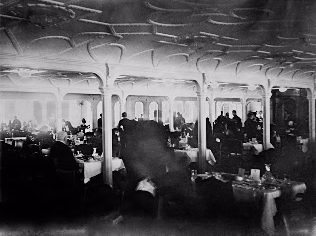 Phòng ăn trên tàu Titanic với không gian rộng rãi, sang trọng có thể phục vụ hàng trăm khách cùng lúc.