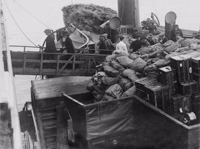 Ngoài chở khách, tàu Titanic cũng vận chuyển nhiều thư từ, hàng hóa đến các đại điểm dừng chân trong chuyến hải hành đầu tiên.