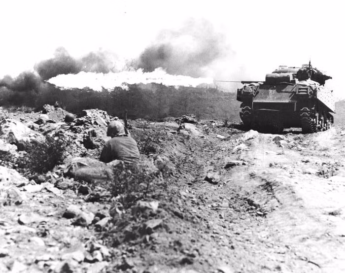 Sau 5 tuần chiến đấu, Mỹ đánh bại Nhật Bản trong trận Iwo Jima. Cuộc chiến kết thúc vào ngày 26/3/1945. Để giành được thắng lợi này, Mỹ có gần 7.000 binh sĩ tử trận và khoảng 20.000 người bị thương.