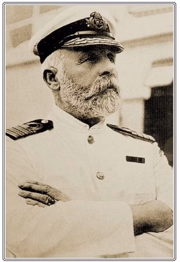 Ông Smith là thuyền trưởng giàu kinh nhiệm nhất của công ty vận tải biển White Star Line. Ông có 40 năm kinh nghiệm đi biển, chỉ huy nhiều con tàu chở khách khác nhau.