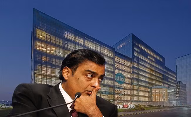 Mukesh hiện là người đứng đầu đế chế Reliance Industries, sở hữu khu tổ hợp chế xuất dầu lớn nhất thế giới, đồng thời mở rộng sang nhiều lĩnh vực khác.