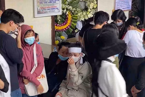 Kim Hoàng - vợ sắp cưới cố diễn viên Hải Đăng đau xót khóc thương anh trong lễ an táng.