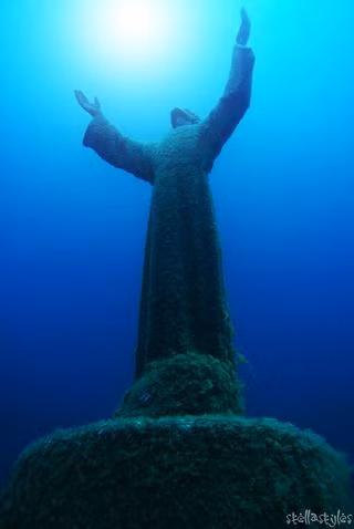Galletti tạo ra bức tượng Chúa Jesus khổng lồ dưới đáy biển Italy làm từ nguyên liệu là đồng.
