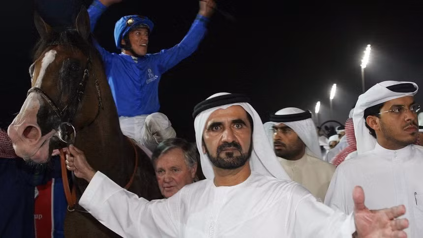 Bên cạnh những đóng góp cho sự phát triển kinh tế của Dubai, ông Sheikh Mohammed vướng phải những bê bối xoay quanh gia đình như bắt cóc, giam cầm con gái hay đe dọa vợ như truyền thông đưa tin. Giải thích cho các việc đã làm, ông giải thích rằng, những điều đó là để "bảo vệ lợi ích và phúc lợi" cho các con và vợ.