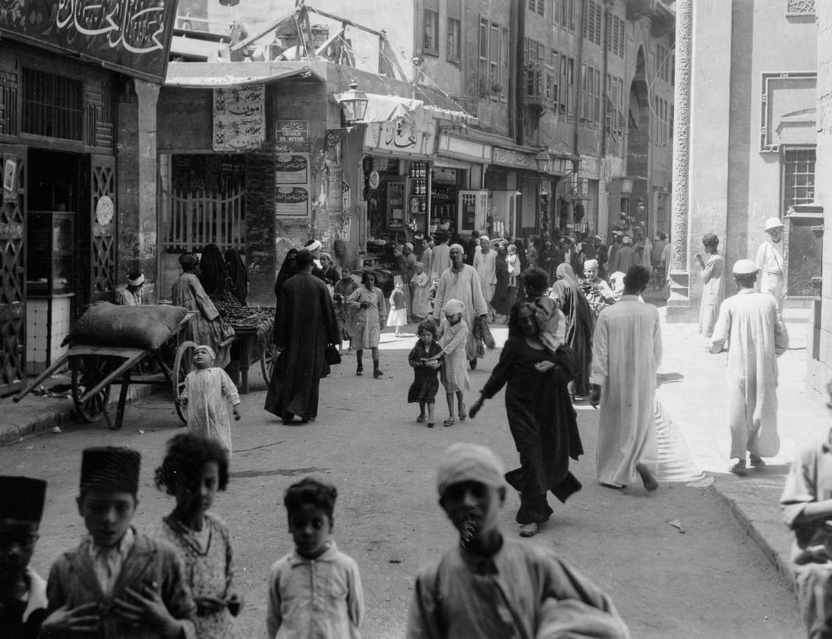 Cuộc sống tấp nập tại một con phố ở Cairo, Ai Cập những năm 1900 - 1935.