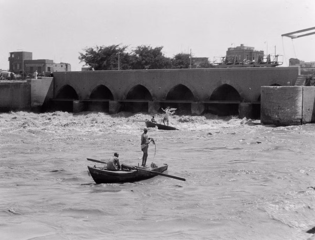 Ngư dân quăng lưới đánh bắt cá năm 1934.