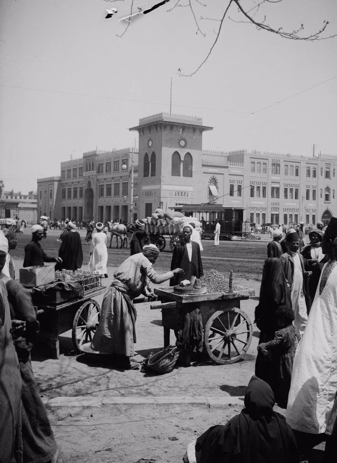 Nhiều người dân buôn bán các mặt hàng nông sản phía trước một nhà ga xe lửa ở Cairo.