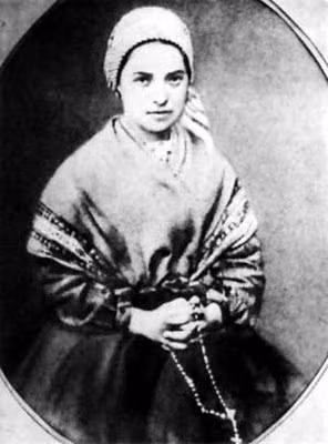 Thánh Bernadette (1844 - 1879) có tên thật là Marie Bernarde Soubirous. Bà là con gái của một thợ cối xay ở thị trấn Lourdes, Pháp.