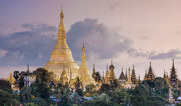 Nhờ vậy, màu vàng lộng lẫy của các bảo tháp trong chùa Shwedagon trở nên tráng lệ và nổi bật hơn giữa không gian xung quanh. Trong đó, tháp chính và cũng là tháp cao nhất trong chùa lên tới 99m. Vì vậy, người dân đứng ở bất cứ nơi đâu trong thành phố Yangon đều có thể nhìn thấy tháp này.