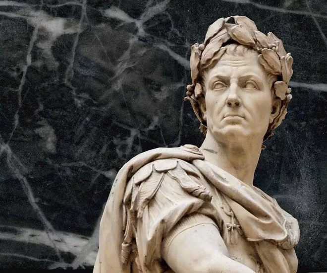 Thậm chí, Octavian còn phát hiện Cleopatra có quan hệ tình ái với danh tướng La Mã Mark Antony sau khi Julius Caesar chết. Chính những điều này khiến cuộc xung đột giữa Octavian và Cleopatra càng trở nên căng thẳng. Hai bên đều muốn tiêu diệt đối phương nên diễn ra nhiều cuộc chiến ác liệt.