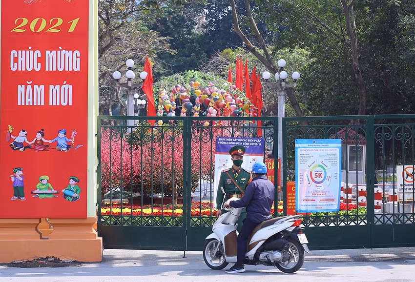Năm nay, Thành phố Hà Nội tổ chức một điểm bắn pháo hoa thích hợp với yêu cầu nghiêm ngặt phòng chống dịch COVID-19 vào đêm giao thừa, đồng thời tường thuật trực tiếp phục vụ nhân dân đón Tết.