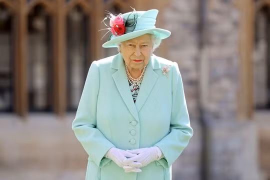 Do Nữ hoàng Elizabeth II xuất hiện trong các sự kiện quan trọng, nên để đảm bảo an toàn cho bà và các thành viên hoàng tộc khác, nhiều người dân chỉ có thể đứng nhìn từ phía xa.