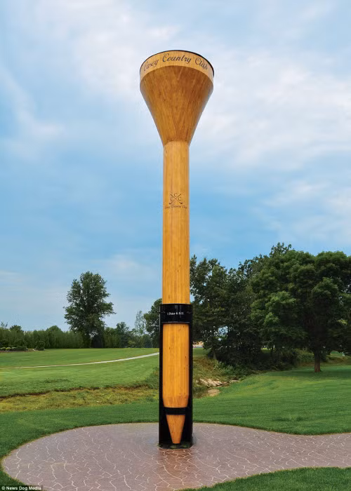 Một giá đỡ trái bóng golf có kích thước "khủng". Với hình dáng giống hệt giá đặt bóng thông thường, món đồ ở thị trấn Casey cao 9,1m và nặng 3 tấn. Nó được đặt ở sân golf Casey Country Club.