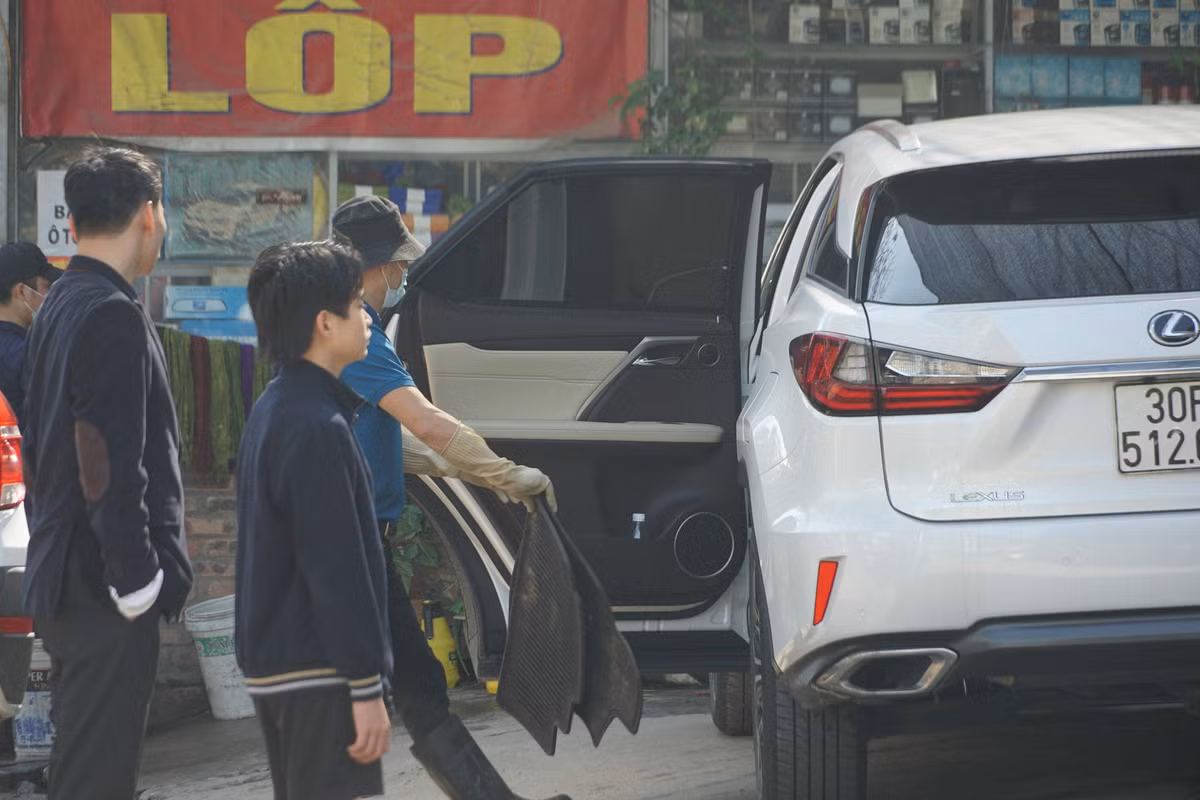 Một vị khách tới rửa xe trên phố Trung Kính cho hay: "Những ngày này rửa xe không chỉ đắt mà còn mất thời gian đợi. Muốn đón tết vui và xe cộ sạch sẽ chi tiền cũng đáng. Cả năm có 1 cái Tết thôi".
