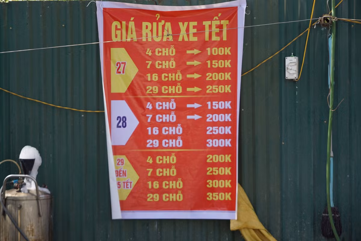 Giá rửa xe máy tăng nhẹ từ 20.000 đồng/xe lên 30.000 đồng/xe so với ngày bình thường.
