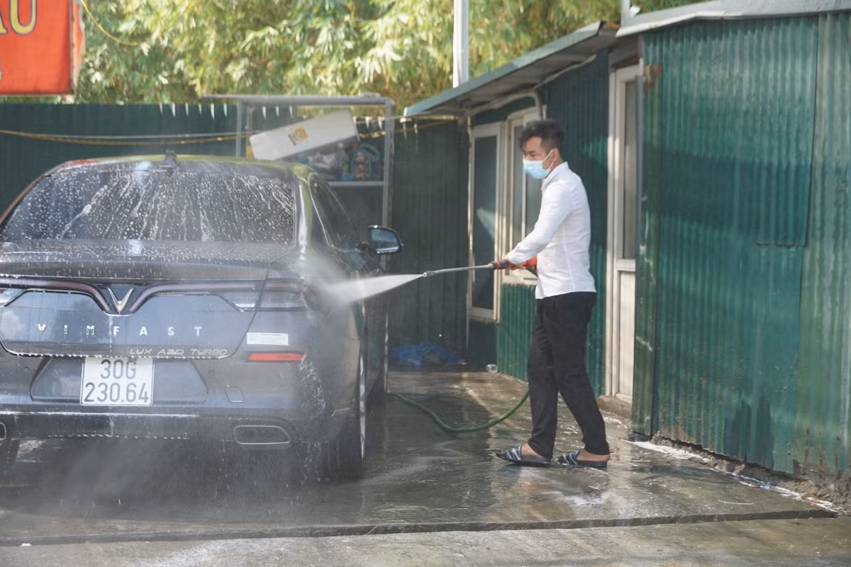 Theo ghi nhận, trong ngày 11/2 (tức 30 Tết), hàng loạt cửa hàng rửa xe trên địa bàn Hà Nội tấp nập, lượng khách hàng mang xe đi rửa tăng gấp 5-7 lần so với bình thường.