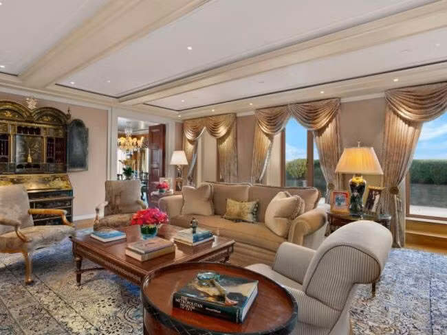 Theo Forbes, dinh thự này được tung ra thị trường với giá 39,5 triệu USD vào tháng 12/2018, được bán bởi Sidney Kimmel, một nhà sản xuất phim với giá trị ước tính 1,3 tỷ USD.