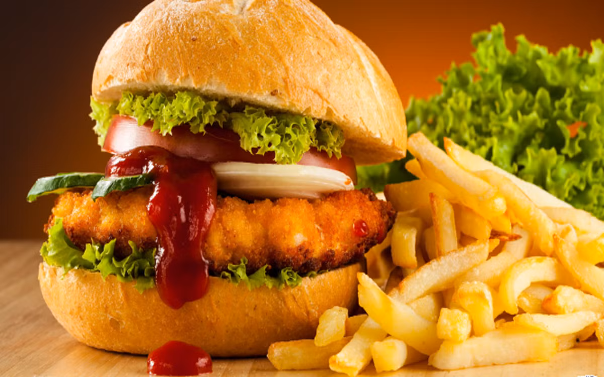 Ăn thực phẩm chế biến sẵn: Thực phẩm được chế biến sẵn thường chứa carbohydrate tinh chế và đường có thể gây mụn và lão hóa da sớm.