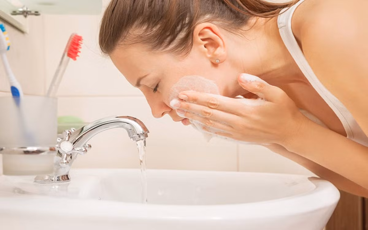 Không rửa mặt: Bỏ qua việc rửa mặt trước khi đi ngủ, điều này dẫn đến sự tích tự của các tế bảo bụi bẩn và da chết, gây mụn và giảm sức khỏe da.
