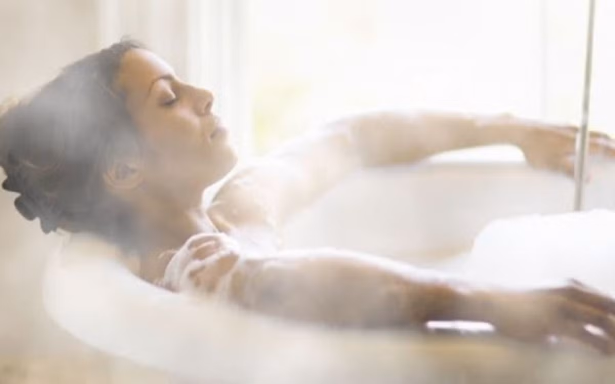Tắm nước nóng: Việc tắm bằng nước quá nóng có thể gây khô da ảnh hưởng tiêu cực đến làn da của bạn.