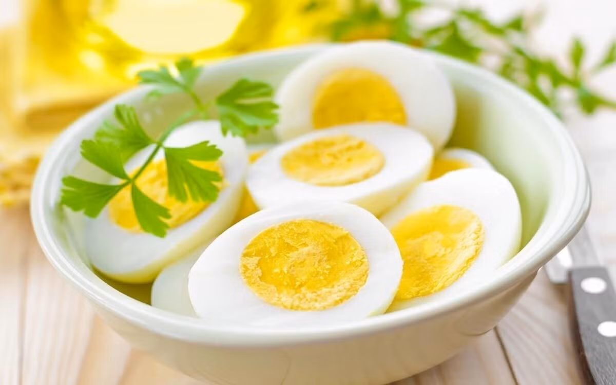 Trứng: Trứng chứa nhiều vitamin D giúp tăng cường khả năng miễn dịch, giảm nguy cơ bị cảm lạnh.