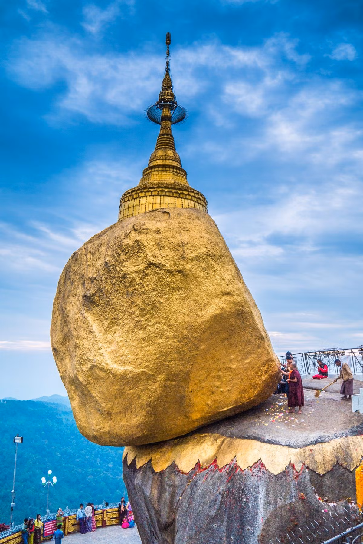 Ngôi chùa cổ nổi tiếng Myanmar này nằm ở độ cao 1.100m so với mặt biển.