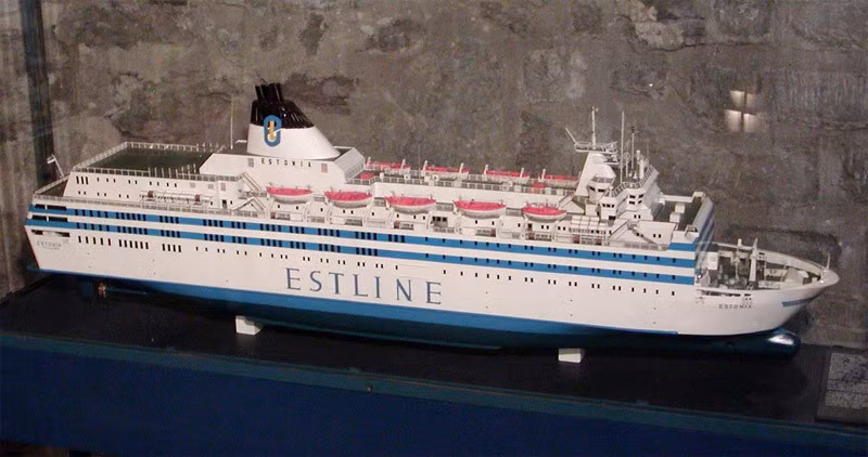 Kế đến, con tàu bị nghiêng sang phải 30 - 40 độ. Mọi chuyện trở nên tồi tệ hơn khi MS Estonia gặp sự cố mất điện. Điều này khiến cho hệ thống định vị, báo động trên tàu không hoạt động.