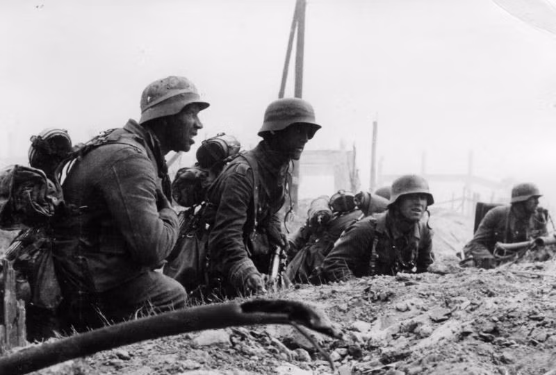 Trận Stalingrad xảy ra sau khi quân đội Đức quốc xã bất ngờ tấn công Liên Xô vào tháng 6/1941. Giới chức Đức gọi cuộc xâm lược Liên Xô là Chiến dịch Barbarossa.