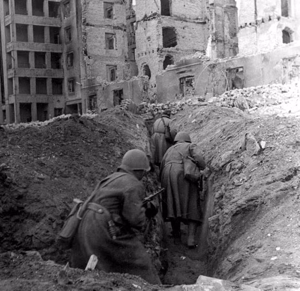 Trùm phát xít Hitler ra lệnh cho quân đội Đức dồn toàn lực tấn công xâm lược Liên Xô mà trước đó không đưa ra bất cứ lời tuyên chiến nào.