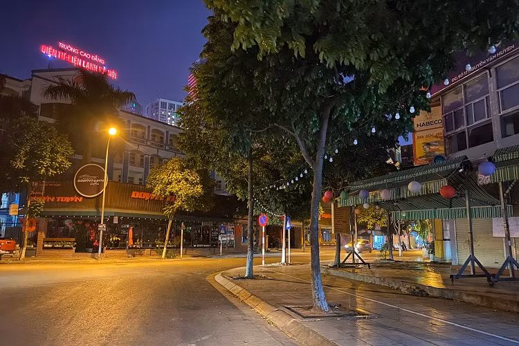 Nhieu quan nhau o Ha Noi thach thuc lenh gian cach, khach tap nap-Hinh-7