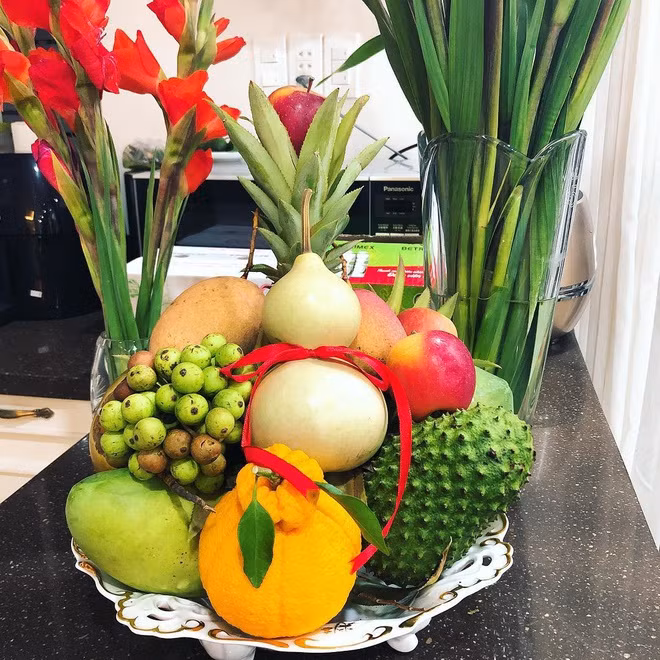Tùy theo vùng miền, người dân mỗi nơi sẽ lựa chọn các loại trái cây khác nhau để bày biện mâm ngũ quả dâng lên tổ tiên. Người miền Nam thường chuẩn bị 5 loại trái cây: Mãng cầu, sung, dừa, đu đủ, xoài với quan niệm theo cách đọc lái chữ "cầu sung vừa đủ xài". Ảnh: Jennydung.
