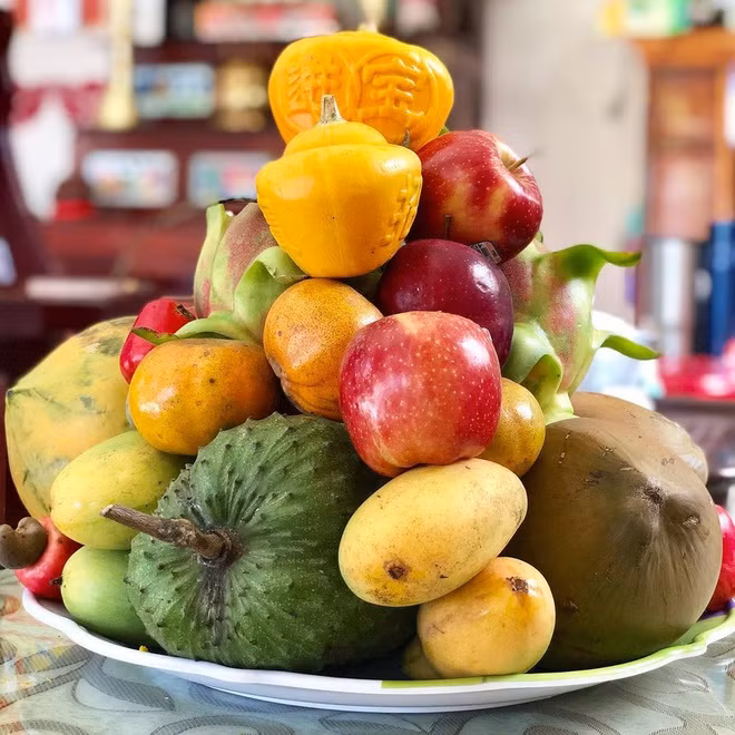 Cách bày mâm ngũ quả của người miền Nam bắt đầu với những quả lớn như mãng cầu, đu đủ, dừa đặt lên trước để lấy thế. Tiếp đến, các quả nhỏ được bày lên trên, sắp xếp hợp lý để có hình dạng như ngọn tháp. Ảnh: Sean.ndt.