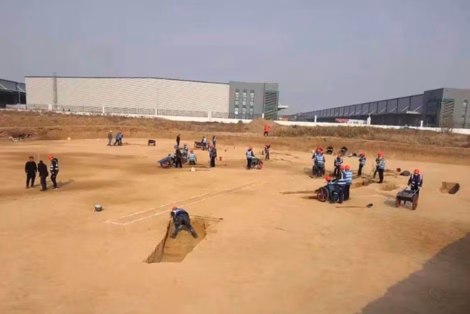Địa điểm phát hiện hàng ngàn ngôi mộ này nằm không xa lăng mộ của Tần Thủy Hoàng.