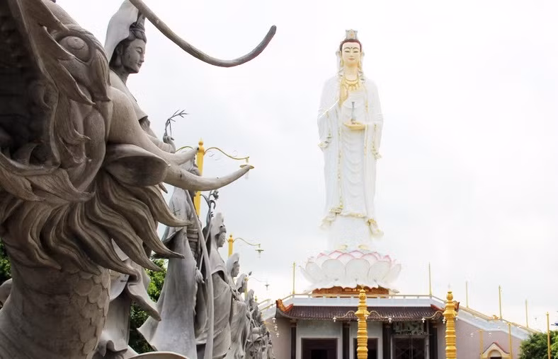 Theo sư cô Thích Nữ Huệ Lạc (trụ trì chùa Hưng Thiện), tượng Bồ Tát Quan Âm được xây dựng mất 6 năm.