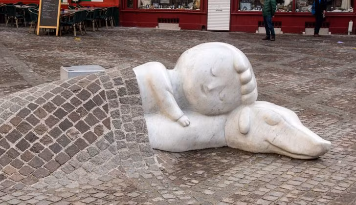 Nhà thờ Đức mẹ Antwerp là một địa điểm du lịch nổi tiếng ở Bỉ. Khi ghé thăm nơi này, nhiều du khách ấn tượng với bức tượng phía ngoài nhà thờ.