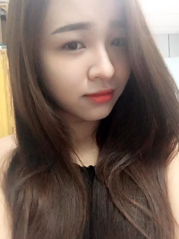 Đầu tiên là việc Trúc được Tùng dắt từ ngoài đường vào trong nhà hàng, cảnh di chuyển của hai người được chụp lại rất chi tiết, những bức ảnh cũng ở chất lượng cao. Tiếp theo là trong lúc Tùng tặng điện thoại iPhone 7 Plus cho Trúc, góc chụp ảnh khiến phần logo, biển hiệu của nhà hàng mà Tùng chọn làm nơi tỏ tình được đưa lên rất nổi bật. Một chi tiết nữa là khi được bạn trai đưa cho điện thoại iPhone, Trúc có nhiều hành động, cử chỉ rất thiếu tự nhiên khiến dân mạng nghi ngờ là cô đang "diễn".